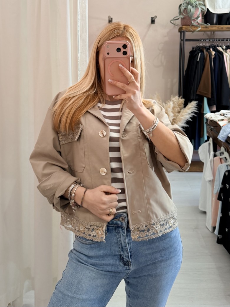 Giubbino ricamo color sabbia