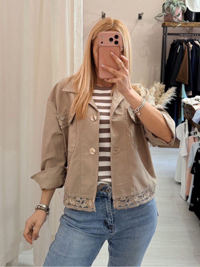 Giubbino ricamo color sabbia