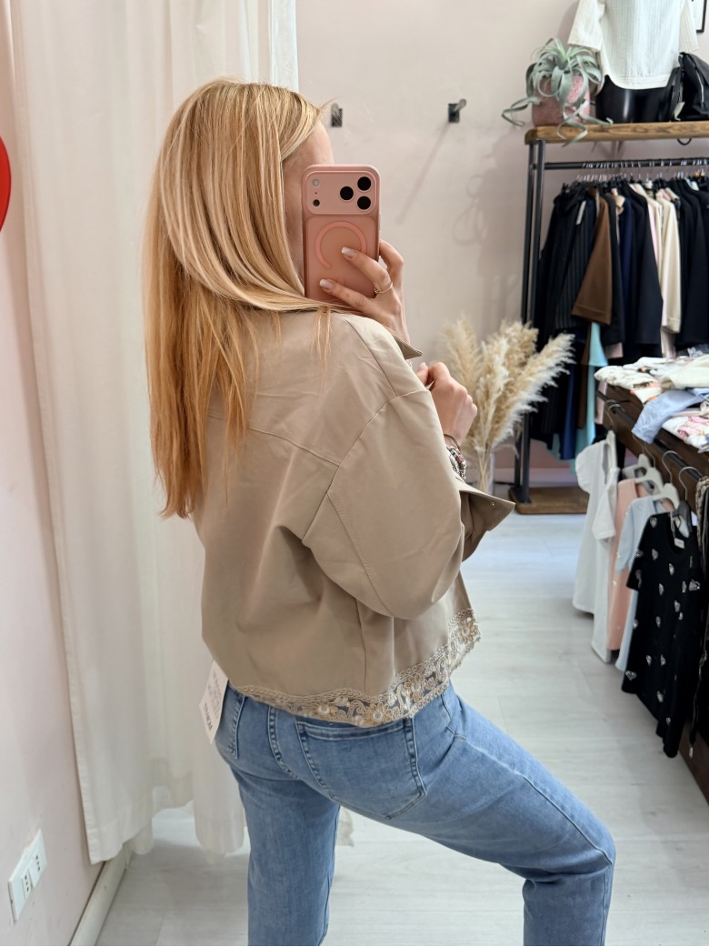 Giubbino ricamo color sabbia