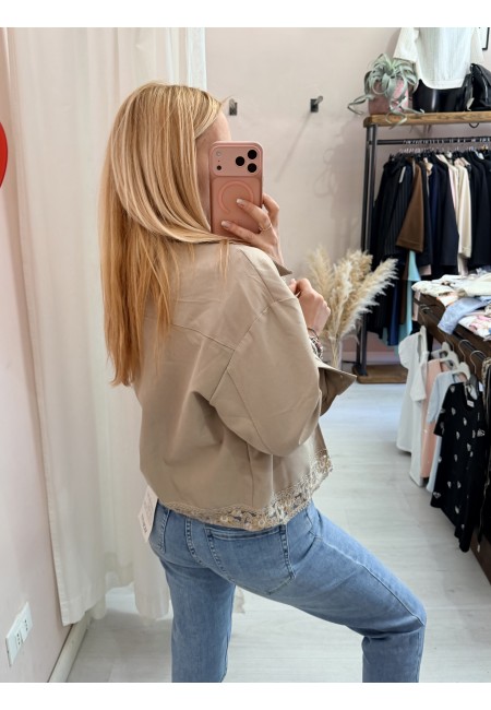 Giubbino ricamo color sabbia