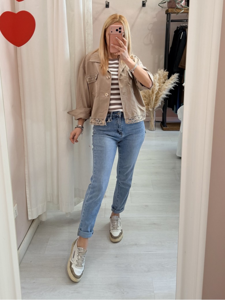 Giubbino ricamo color sabbia