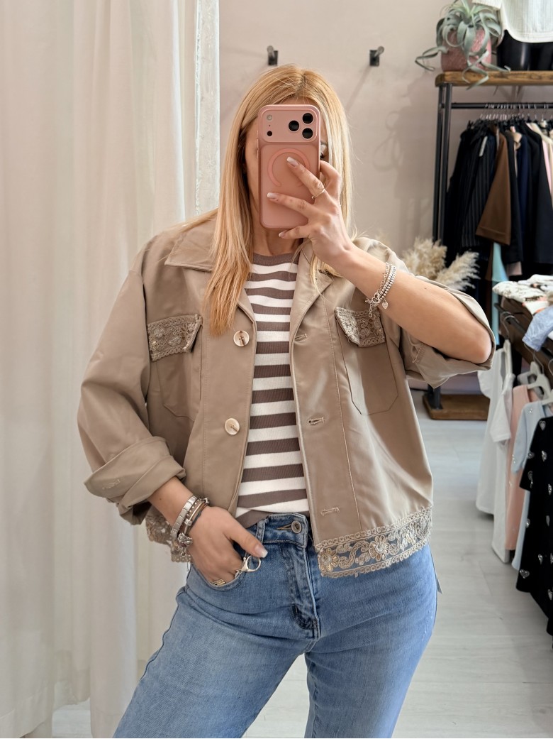 Giubbino ricamo color sabbia