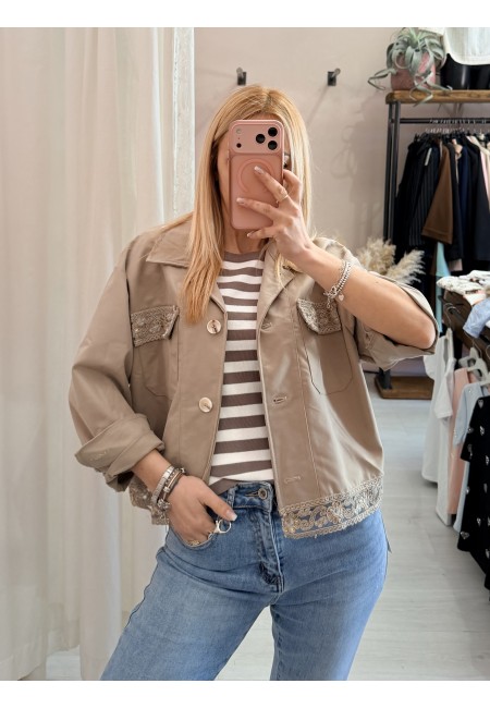 Giubbino ricamo color sabbia