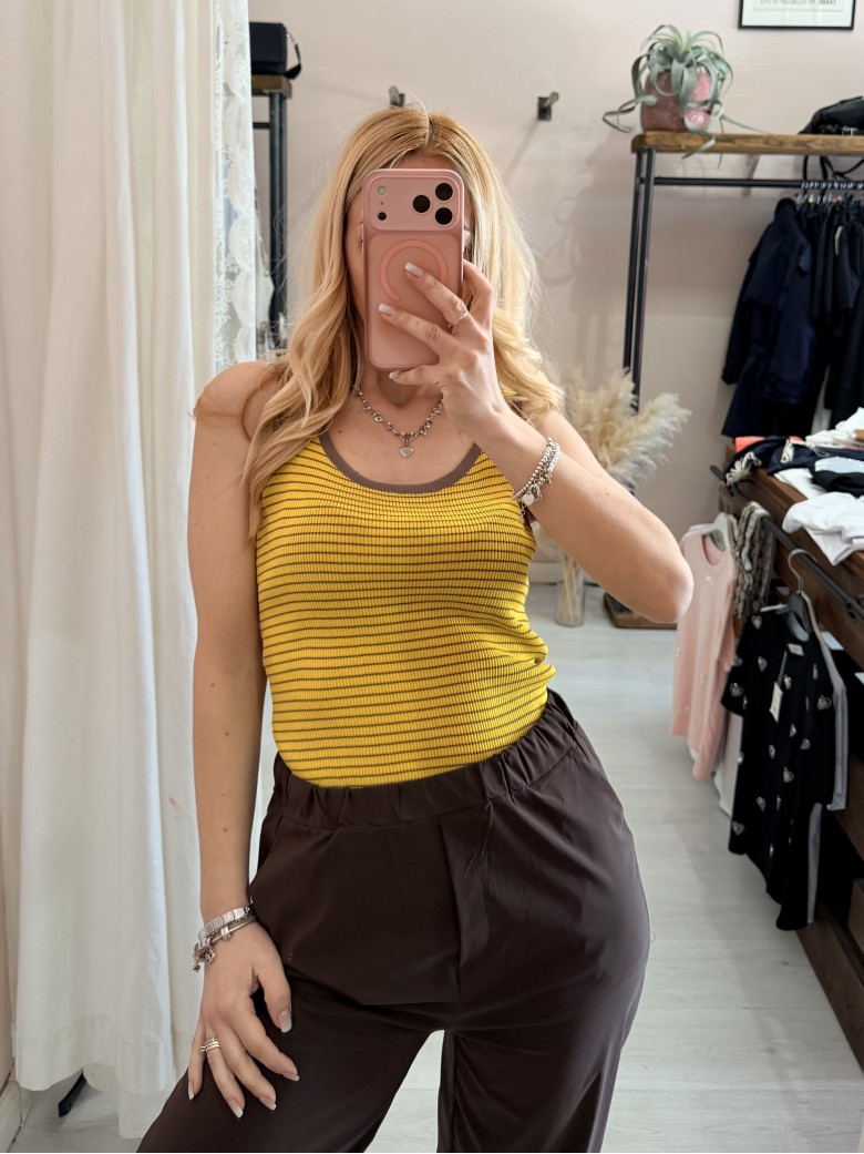 Maglia canotta a righe gialla e marrone