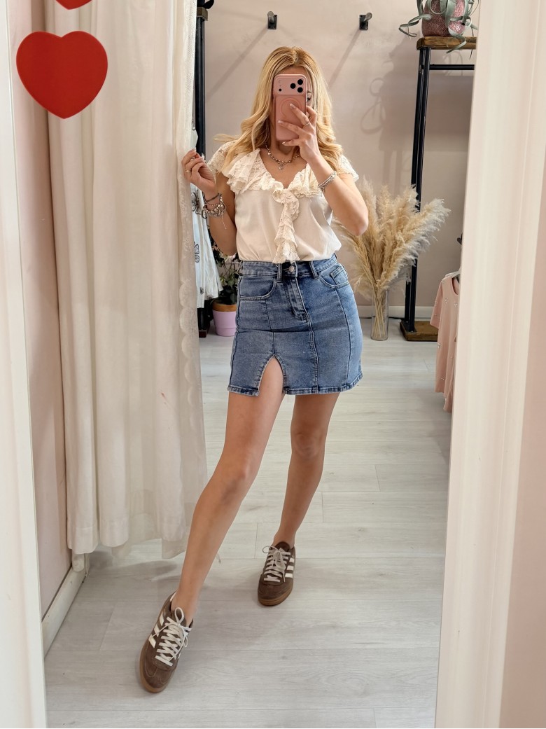 Maglia scollo con ruches in pizzo panna