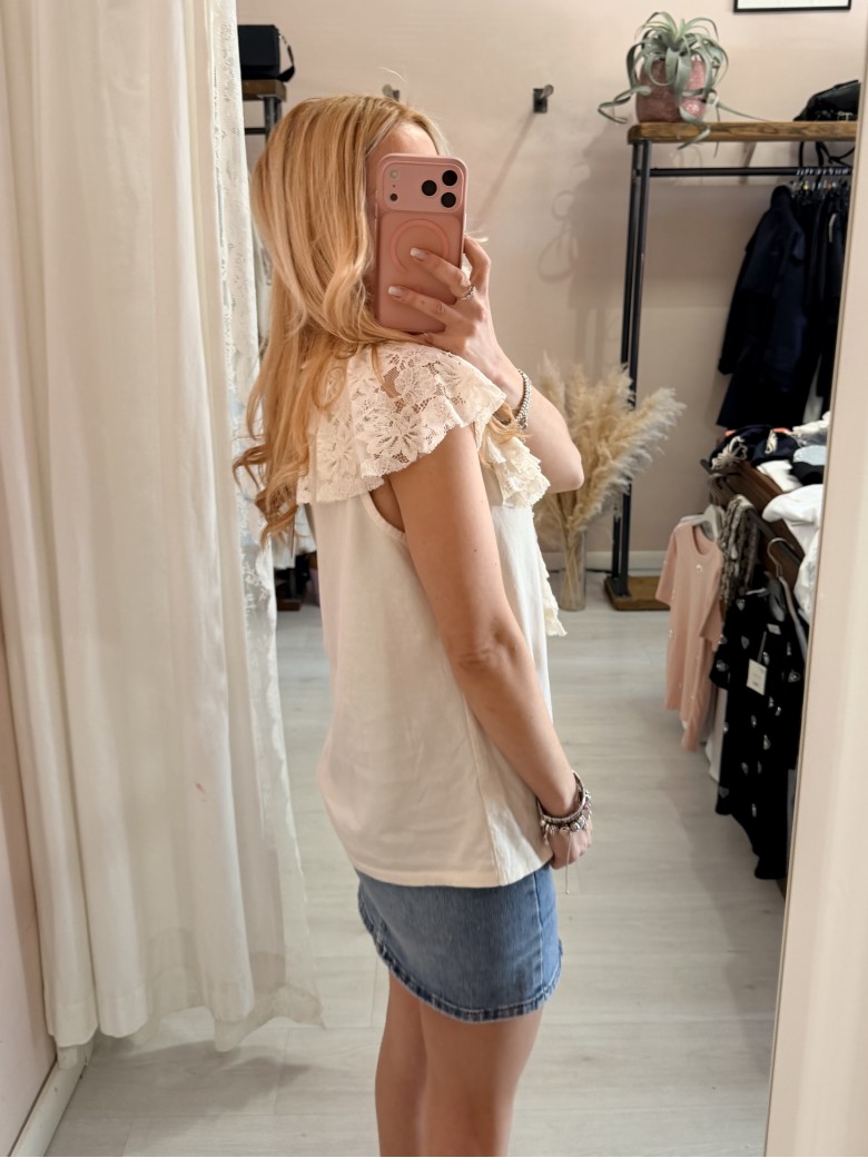 Maglia scollo con ruches in pizzo panna