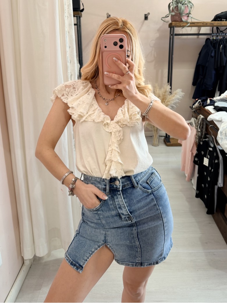 Maglia scollo con ruches in pizzo panna