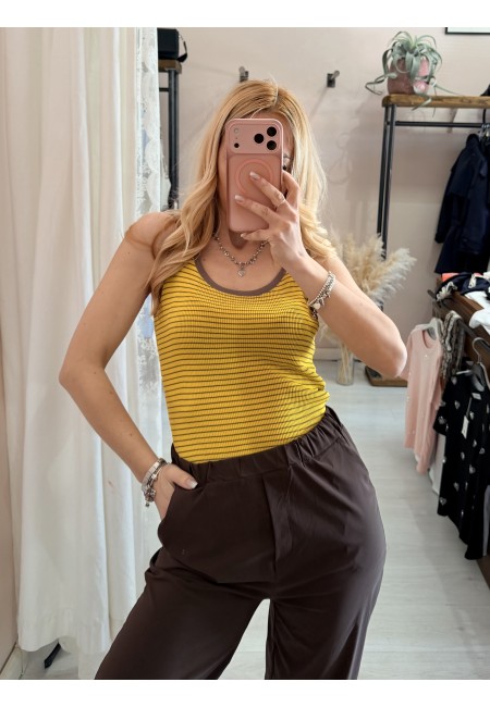 Maglia canotta a righe gialla e marrone
