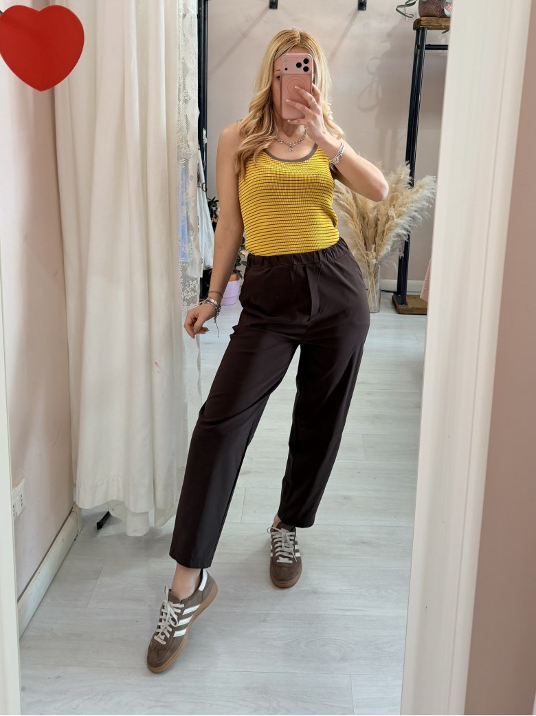 Maglia canotta a righe gialla e marrone