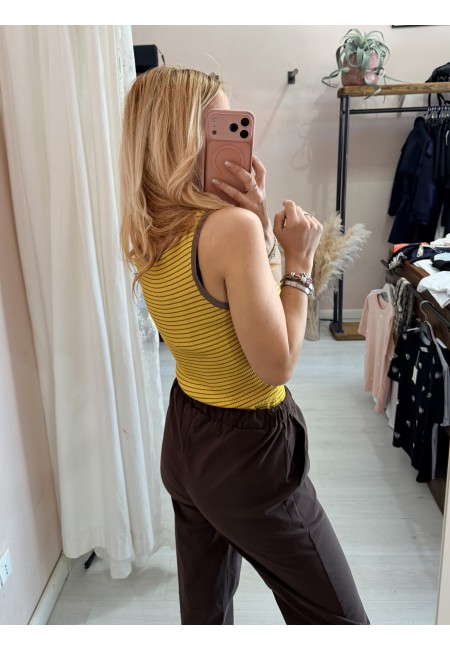 Maglia canotta a righe gialla e marrone