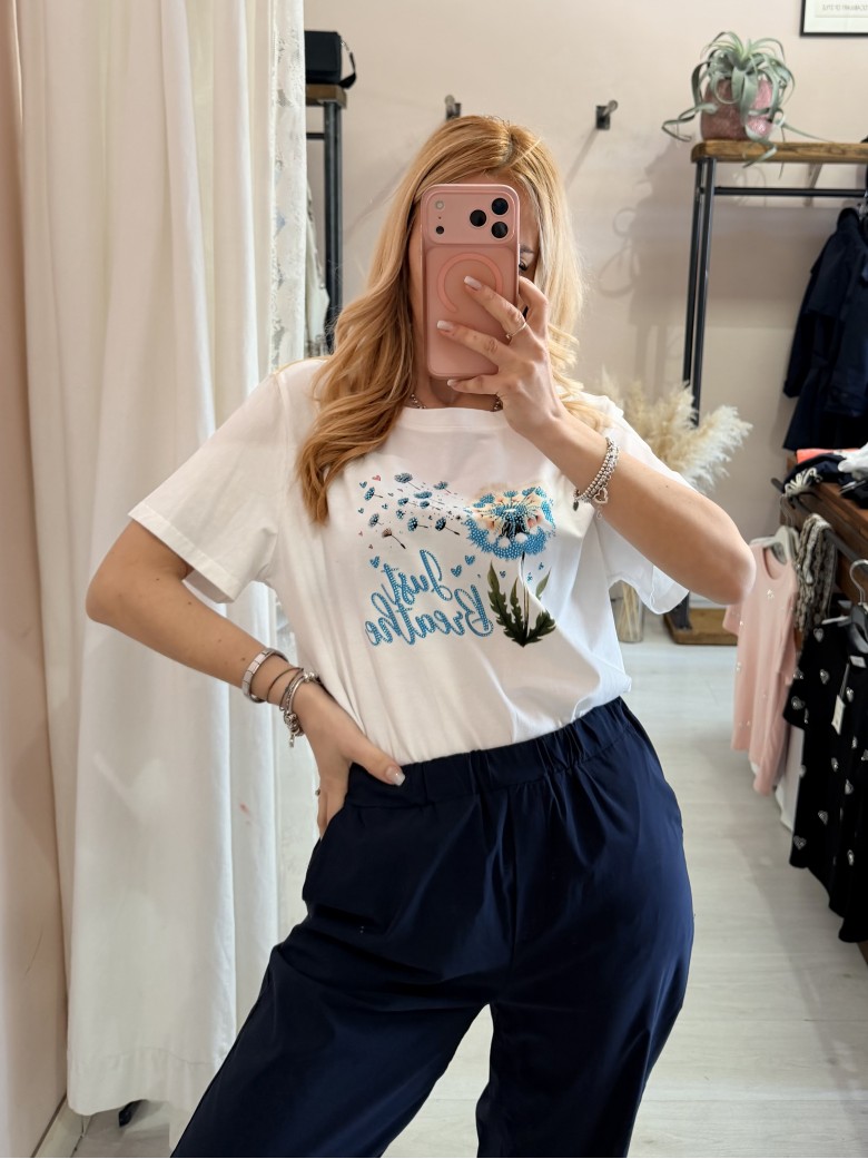 Maglia t shirt bianca soffioni blu
