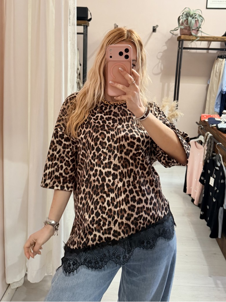 Maglia t shirt leopardata asimmetrica con pizzo