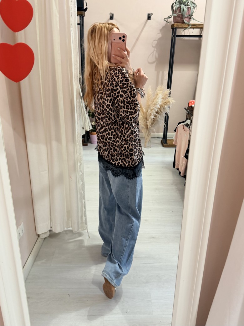 Maglia t shirt leopardata asimmetrica con pizzo