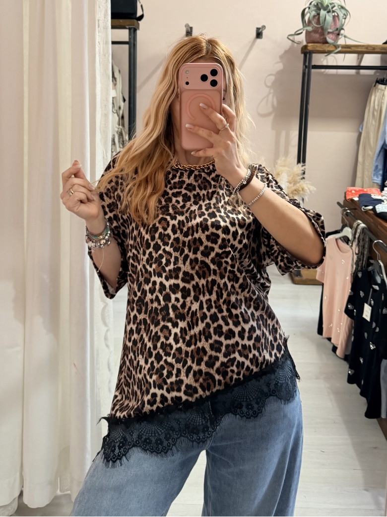 Maglia t shirt leopardata asimmetrica con pizzo