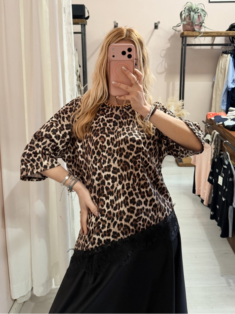 Maglia t shirt leopardata asimmetrica con pizzo