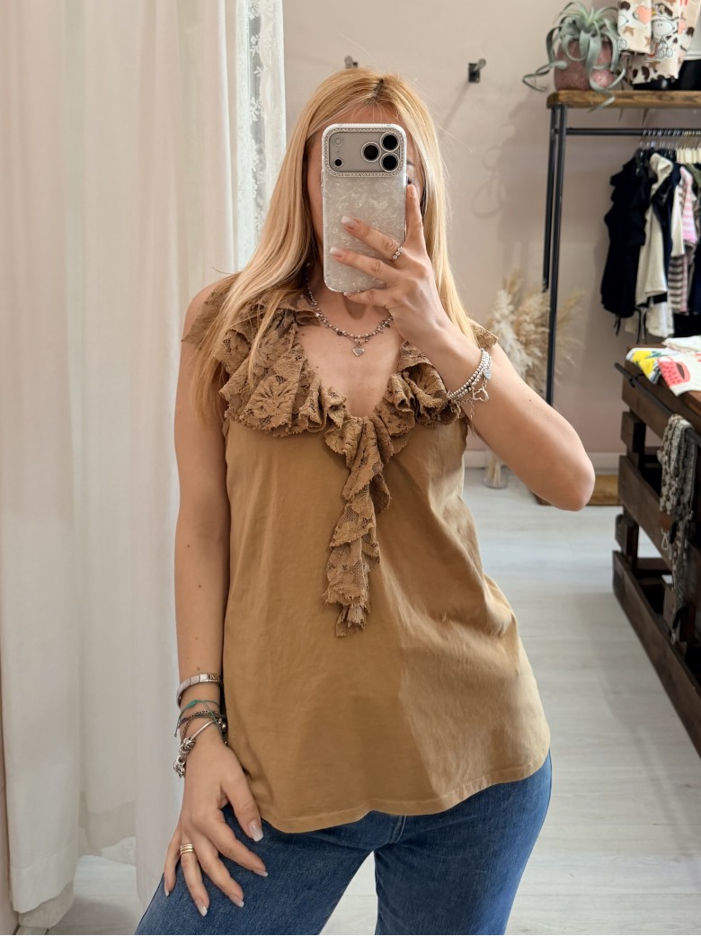 Maglia scollata con ruches di pizzo cammello