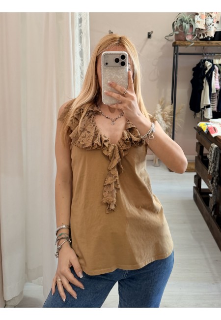 Maglia scollata con ruches di pizzo cammello