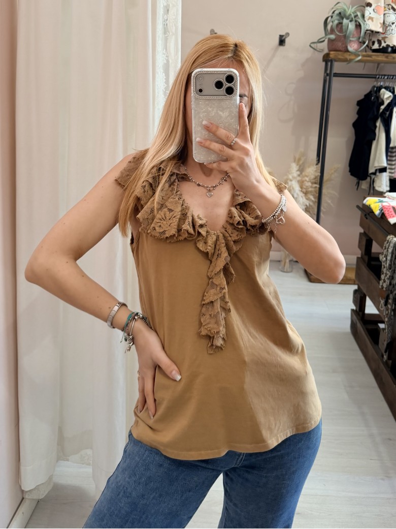 Maglia scollo con ruches in pizzo camel