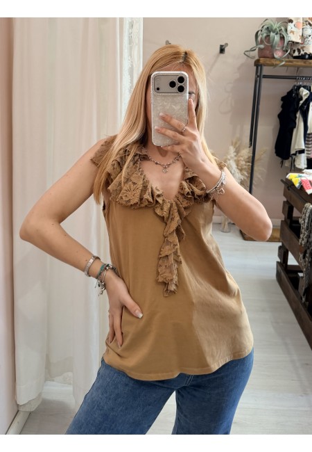 Maglia scollata con ruches di pizzo cammello