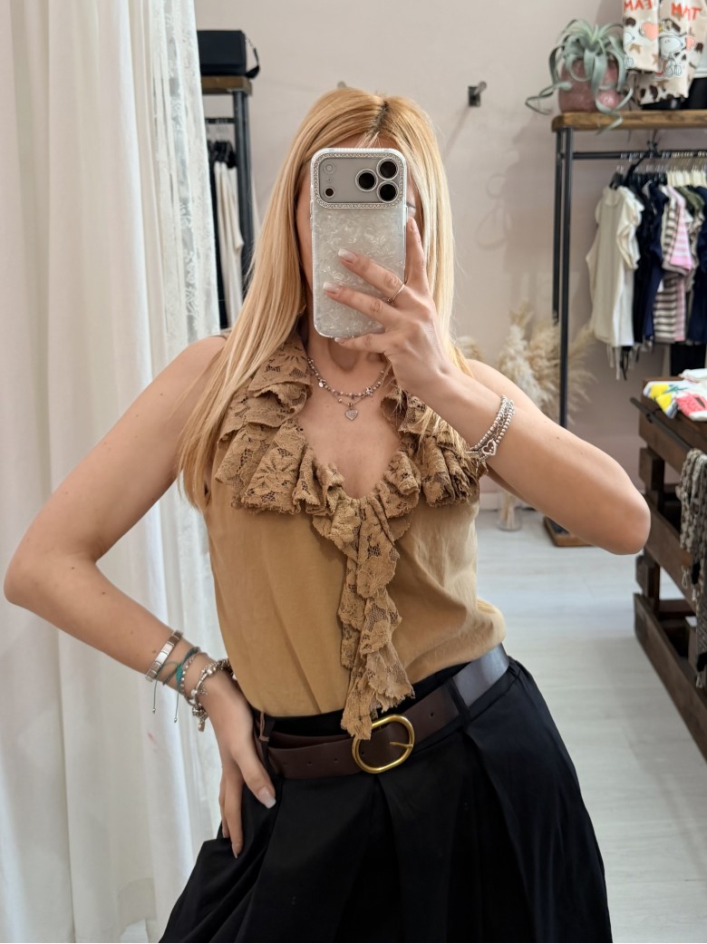 Maglia scollo con ruches in pizzo camel