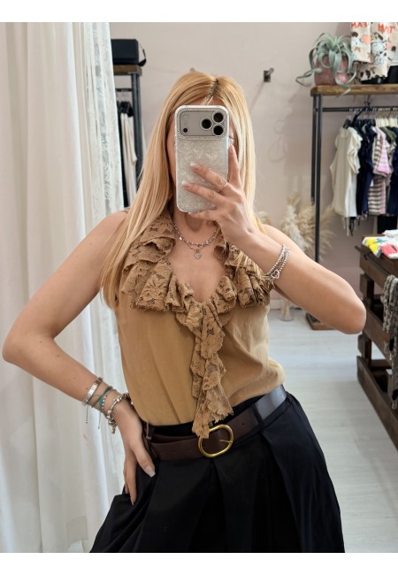 Maglia scollata con ruches di pizzo cammello