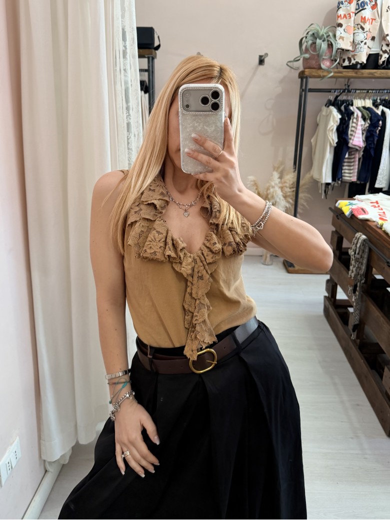 Maglia scollata con ruches di pizzo cammello
