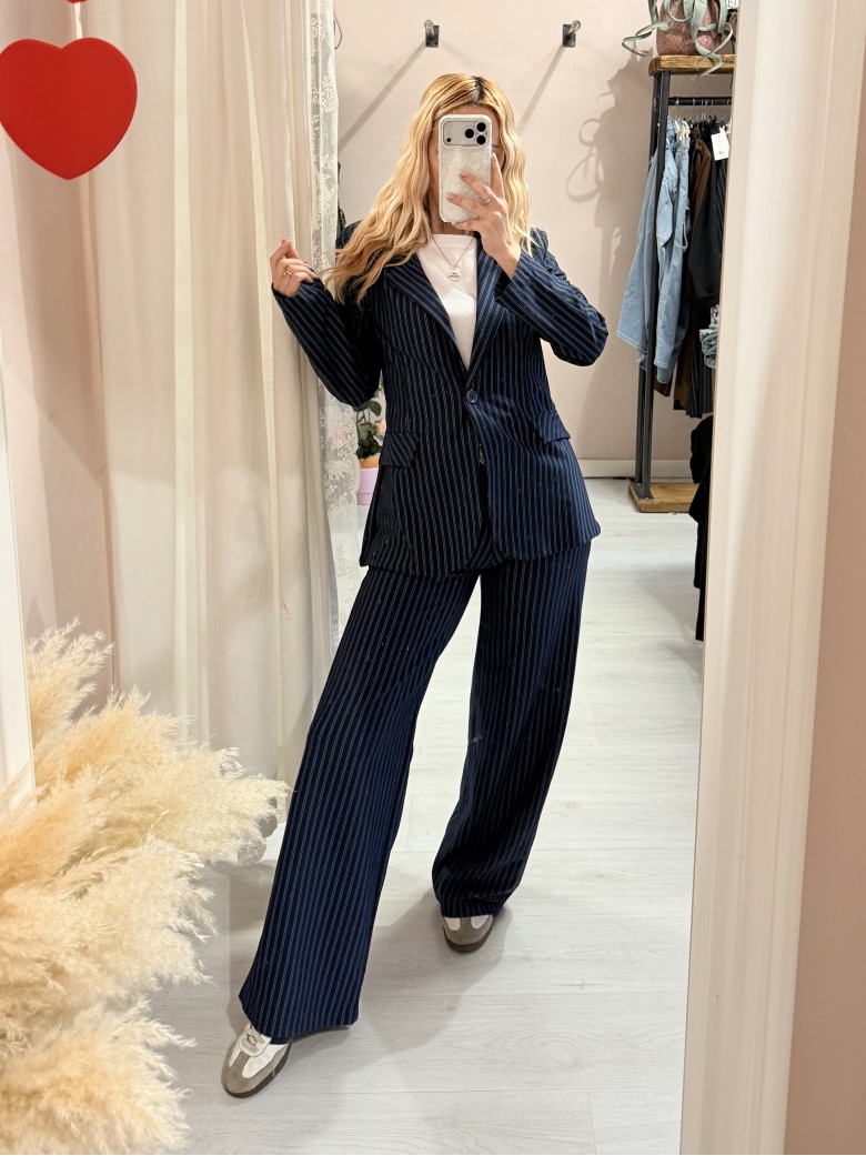 Giacca gessata blu a righe bianche