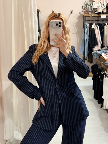 Giacca gessata blu a righe bianche