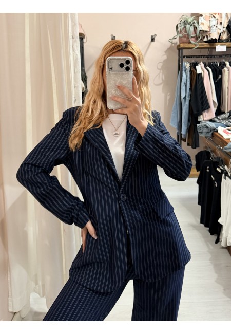 Giacca gessata blu a righe bianche