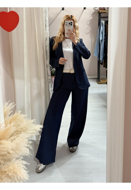 Giacca gessata blu a righe bianche