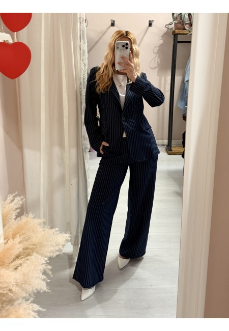 Giacca gessata blu a righe bianche