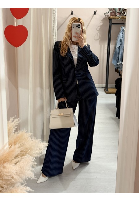 Giacca gessata blu a righe bianche