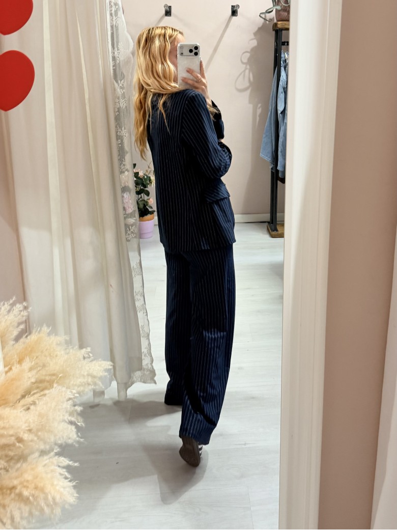 Giacca gessata blu a righe bianche