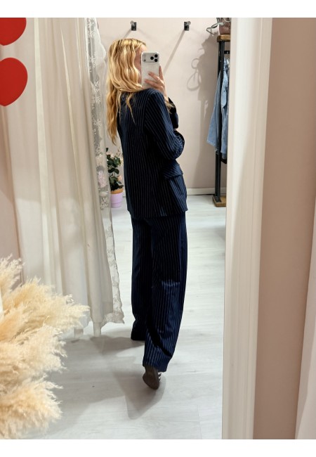 Giacca gessata blu a righe bianche