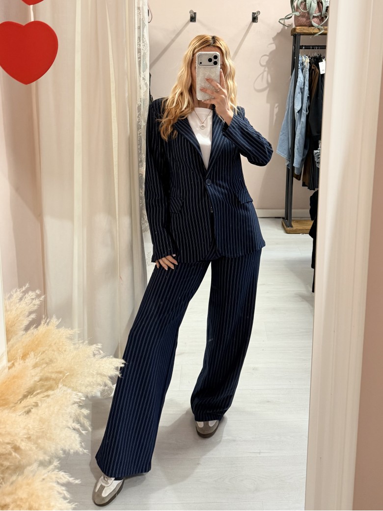 Giacca gessata blu a righe bianche