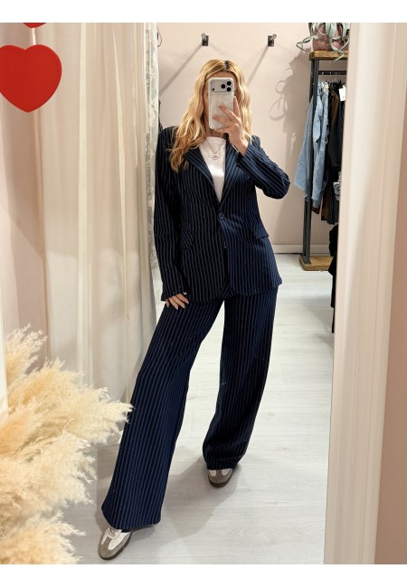 Giacca gessata blu a righe bianche