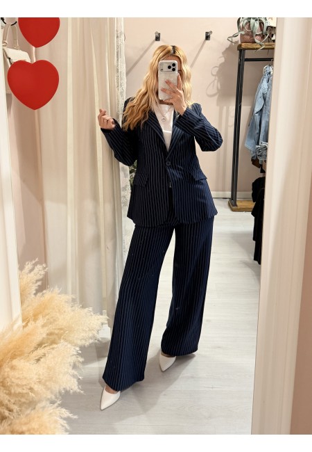 Giacca gessata blu a righe bianche