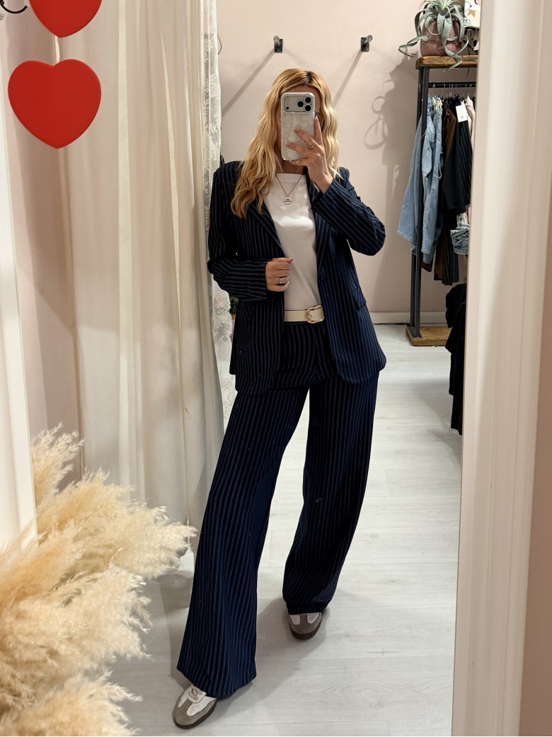 Giacca gessata blu a righe bianche