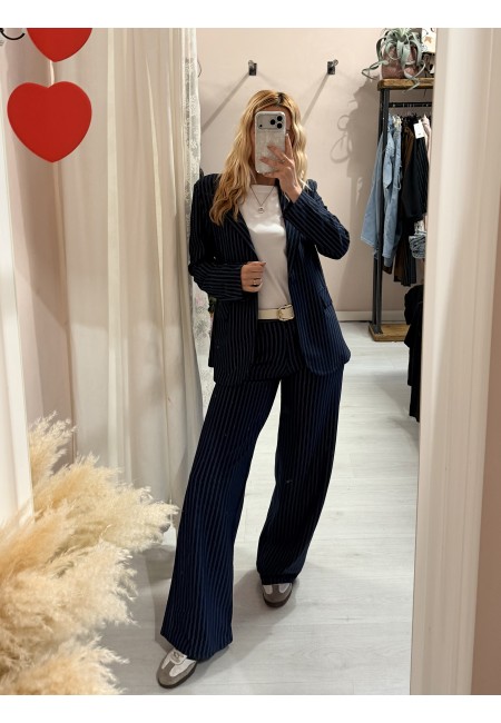 Giacca gessata blu a righe bianche