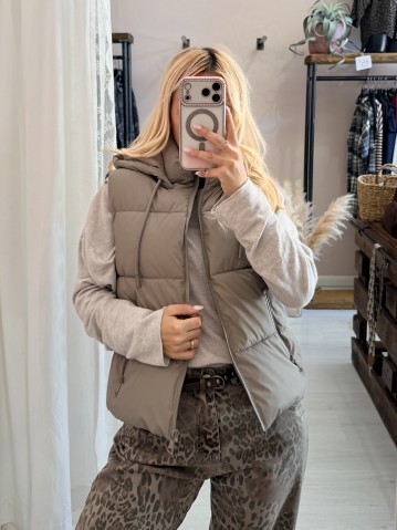 Piumino smanicato taupe