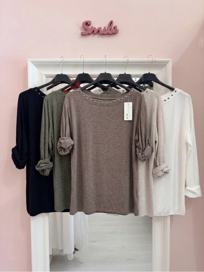 Maglia morbida borchiette verde