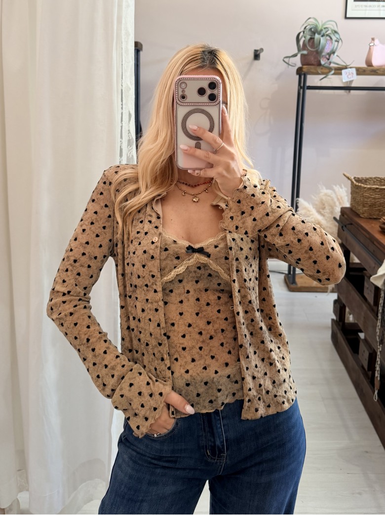 Set cardigan canotta cuoricini cammello