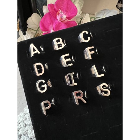 Anello iniziale lettera grande