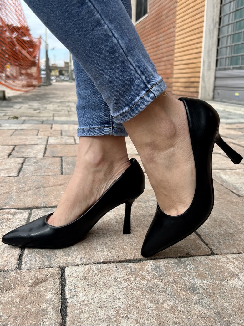 Decoltè a punta pelle NERE tacco basso BH2376