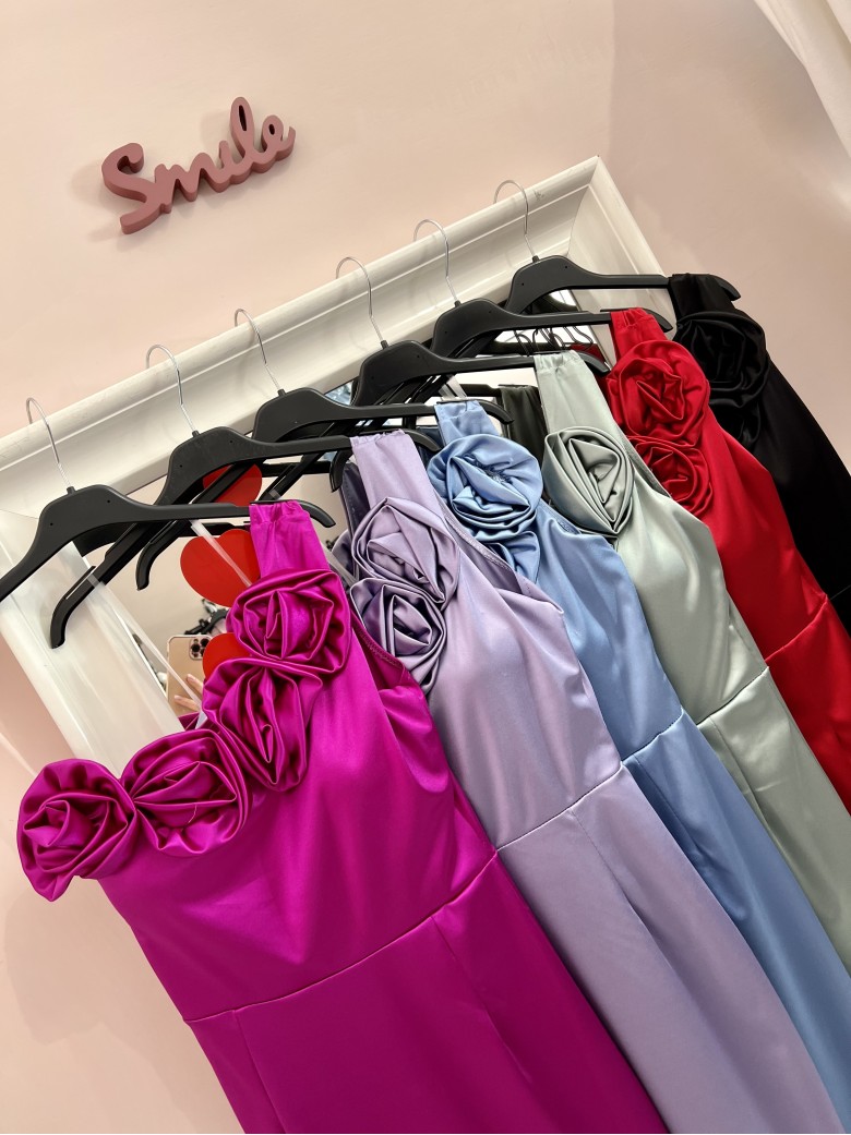 Vestito midi in raso monospalla